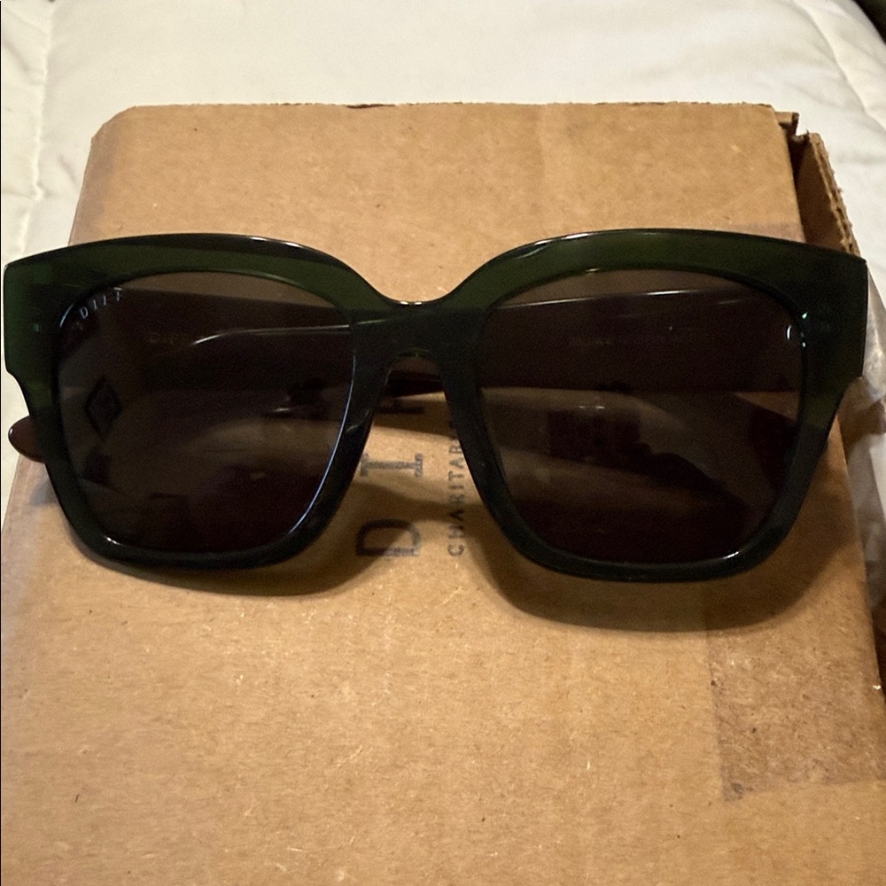 Diff Eyewear Dark Green Sunglasses View 5